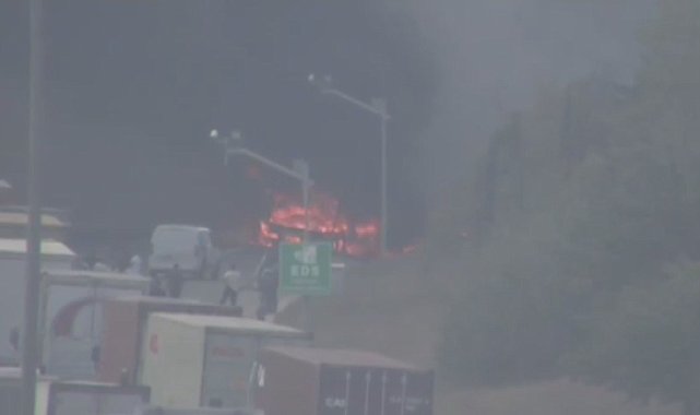 Bahçeşehir TEM Otoyolu'nda TIR yangını -2 Ek görüntü