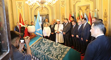 Bakan Çiftçi, Ertuğrul Gazi Türbesi'ni ziyaret etti