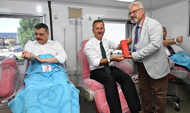 Bakan Çiftçi ve Savunma Sanayii Başkanı Görgün Kızılay'a kan bağışı yaptı