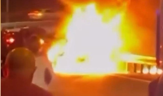 Bakırköy D-100 Karayolu'nda seyir halindeki otomobil alev alev yandı
