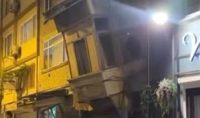 Bakırköy'de 2 katlı metruk binanın çökmesi kamerada