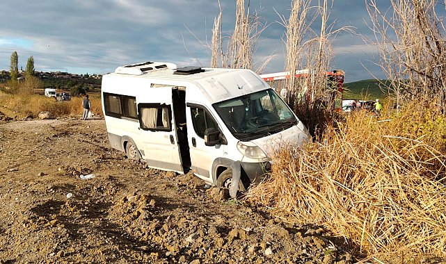 Balıkesir'de işçi servis minibüsü şarampole yuvarlandı; 13 yaralı