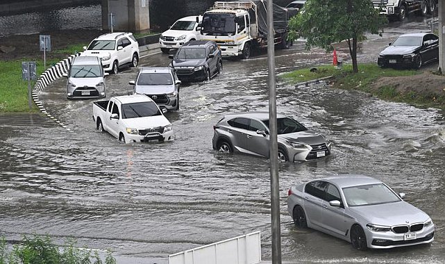 Bangkok'ta sel: Binlerce kişi tahliye edildi