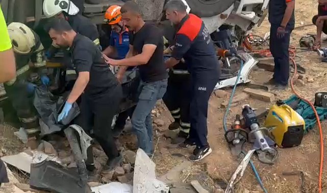 Batman'da devrilen TIR'ın şoförü öldü