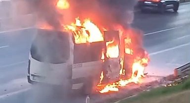 Bayrampaşa'da servis minibüsü alev alev yandı