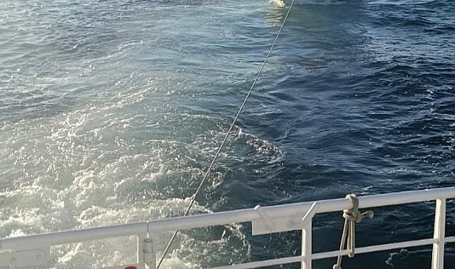 Beylikdüzü açıklarında makine arızası nedeniyle sürüklenen tekne kurtarıldı