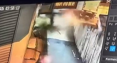 Beylikdüzü'nde otomobilin iş yeri duvarına çarptığı kaza kamerada: 1 ağır yaralı