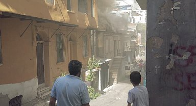 Beyoğlu'nda 2 katlı iş yerinde yangın-1