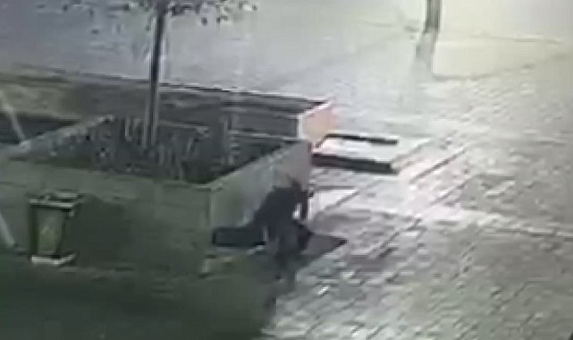 Beyoğlu'nda bankta unutulan cep telefonunu çalan şüpheli kamerada