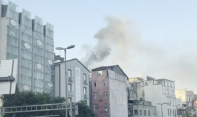 Beyoğlu'nda iş yeri yangını söndürüldü