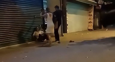 Beyoğlu'nda sokak ortasında erkek arkadaşı tarafından darbedildi; şikayetçi olmadı