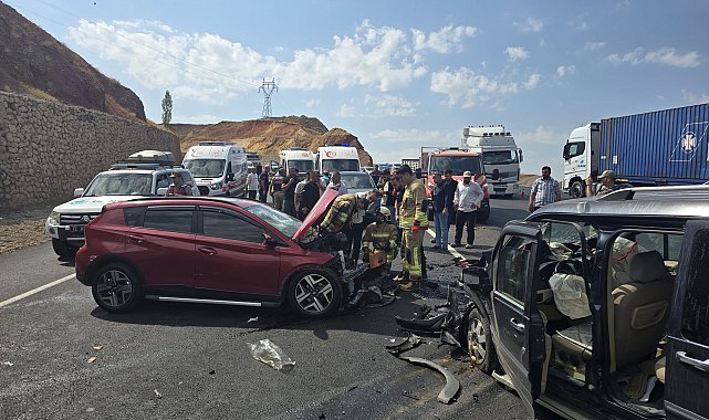 Bingöl'de hafif ticari araç ile otomobil çarpıştı: 6 yaralı