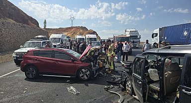 Bingöl'de hafif ticari araç ile otomobil çarpıştı: 6 yaralı
