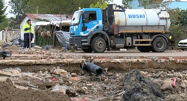 Bursa Mudanya'da sağanakta su basan evlerde temizlik ve hasar tespit çalışmaları sürüyor