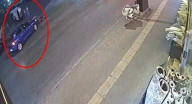 Bursa'da devrilen motosiklet otomobile çarptı; o anlar kamerada