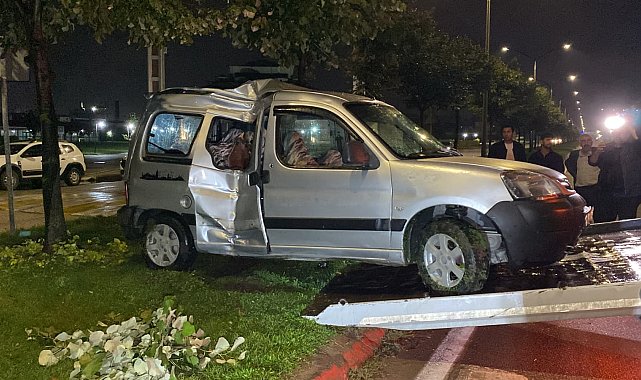Bursa'da hafif ticari araç refüjdeki ağaca çarptı: 2 yaralı