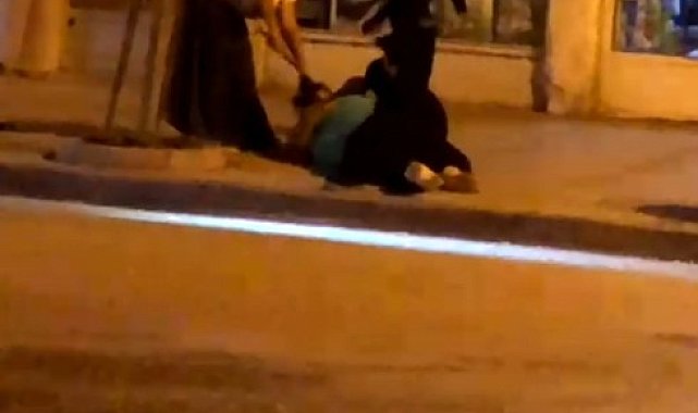 Caddede iki kadının sopalı kavgası kamerada
