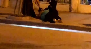 Caddede iki kadının sopalı kavgası kamerada