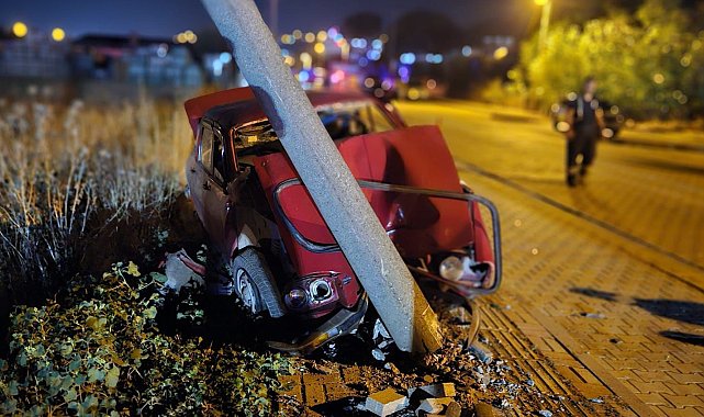 Çanakkale otomobil, yolun karşına geçmeye çalışan aileye çarptı: 1 ölü, 4 yaralı