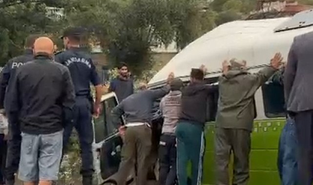 Çanakkale'de minibüs su kanalına devrildi; 1 ölü, 2 yaralı