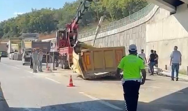 Çekmeköy'de hafriyat kamyonunun dorsesi üst geçide çarptı