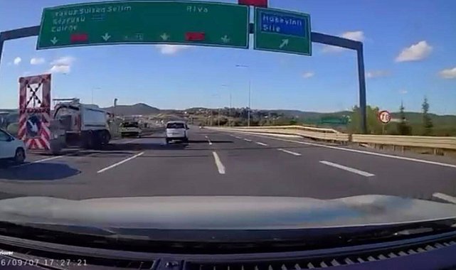 Çekmeköy'de otomobilin yol işaretleme aracına çarptığı kaza kamerada
