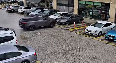Çekmeköy'de sürücü fren yerine gaza bastı; cip çarptığı otomobille kafeye girdi