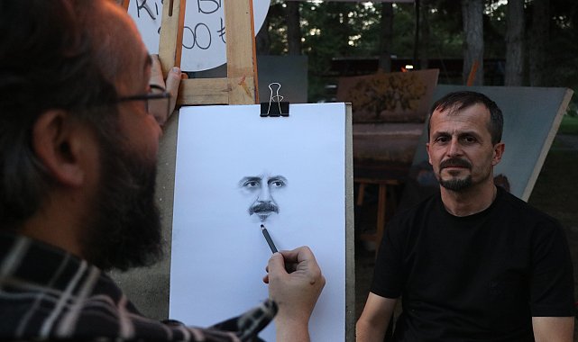 Çocukken izlediği ressam Bob Ross'dan etkilendi, canlı model portre sanatçısı oldu