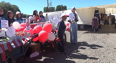Çocuklar, COP31 farkındalık etkinliğinde hasat ettikleri ürünleri pazarda satışa sundu