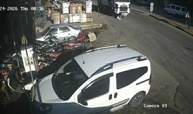 Çöp kamyonunun altında kalan hurda toplayıcısı hayatını kaybetti; kaza kamerada