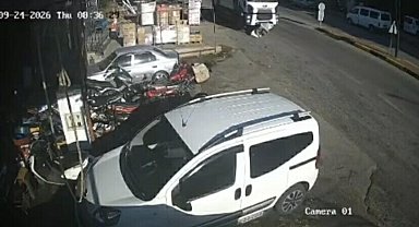 Çöp kamyonunun altında kalan hurda toplayıcısı hayatını kaybetti; kaza kamerada