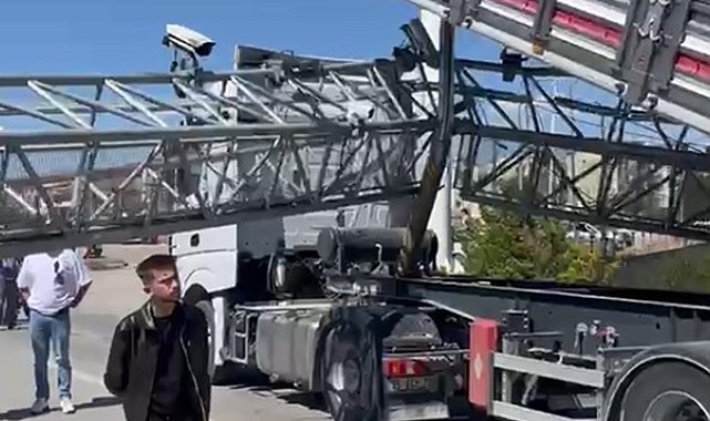Damperi açık TIR, EDS direğini devirdi