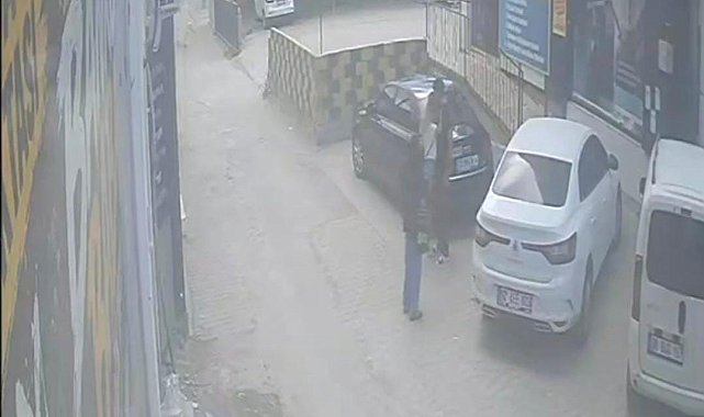 Darp edilen kadını kurtarmak isterken bıçaklandı; o anlar kamerada
