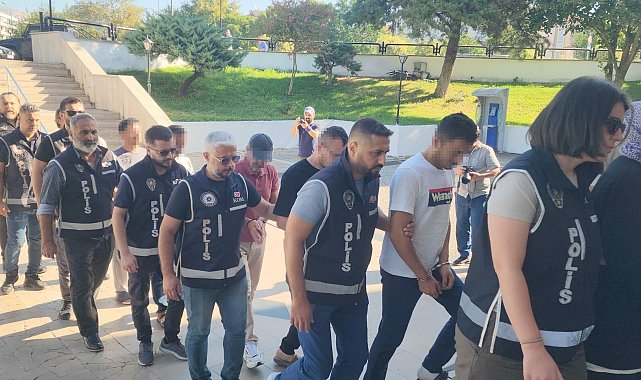 Datça'da teknede yakalanan 9 FETÖ şüphelisi ve kaptan adliyeye sevk edildi