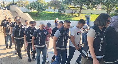 Datça'da teknede yakalanan 9 FETÖ şüphelisi ve kaptan adliyeye sevk edildi