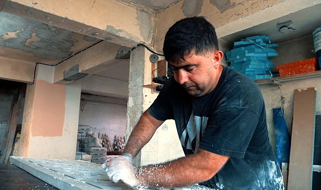 Dede mesleğini geleceğe taşıyor; 23 yıldır camileri süslüyor