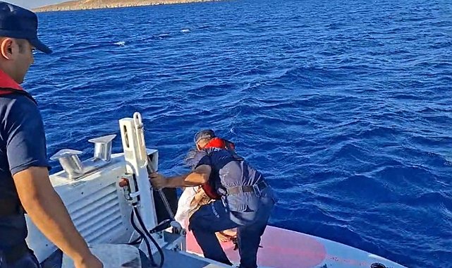 Denizde sürüklenen 2 kişi kurtarıldı