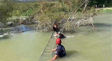 Derede mahsur kalan çocuk kurtarıldı