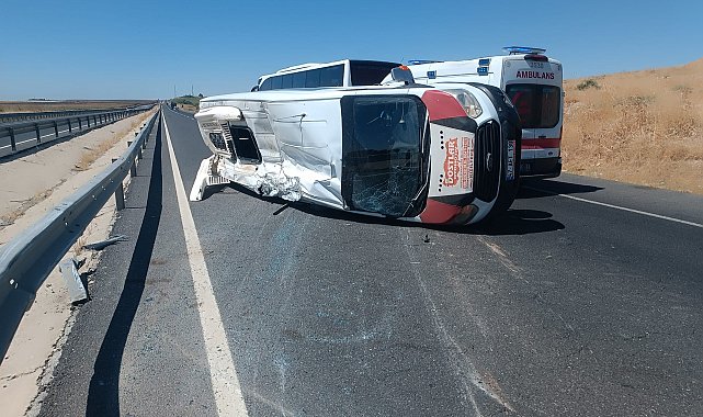 Devrilen minibüsteki 13 öğrenci yaralandı