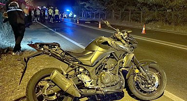 Devrilen motosikletten midibüsün altına savrulan sürücü hayatını kaybetti