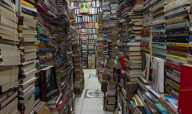 Dijital çağda sahaflık; 45 metrekarelik dükkandaki 35 bin kitap okuyucusunu bekliyor