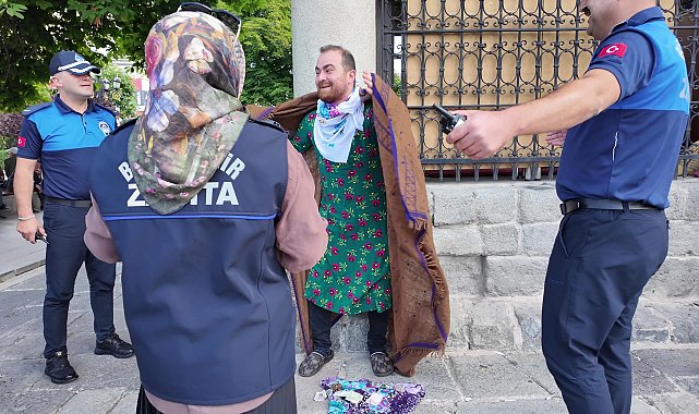 Dilenci kılığına giren tiyatrocudan zabıtalara sürpriz kutlama