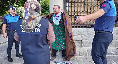 Dilenci kılığına giren tiyatrocudan zabıtalara sürpriz kutlama