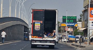 Diyarbakır'da nakliye aracının kasasında tehlikeli yolculuk