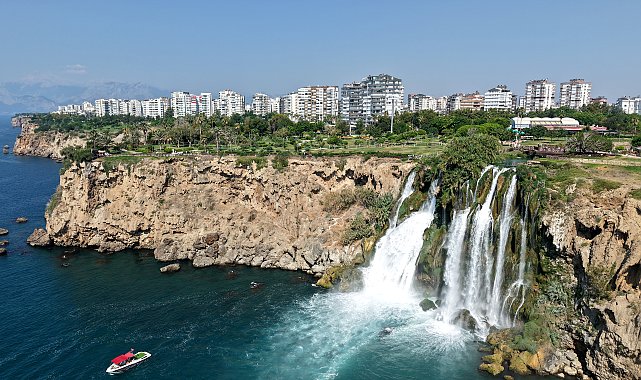 Düden Şelalesi'nde turist yoğunluğu