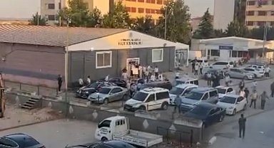 Düğün salonunda kardeşinin tartıştığı kişiyi bıçakla yaralayan şüpheli tutuklandı