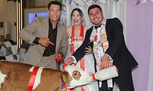 Düğünde gelin ve damada takı yerine buzağı hediye edildi