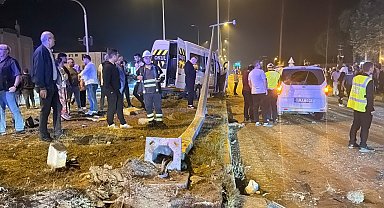 Düğünden dönen minibüs ile hafif ticari araç çarpıştı; 21 yaralı