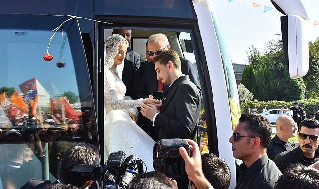 Düğünleri öncesi Cumhurbaşkanı Erdoğan'ı karşılamaya gittiler