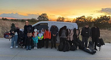 Edirne'de durdurulan araçta 15 kaçak göçmen yakalandı